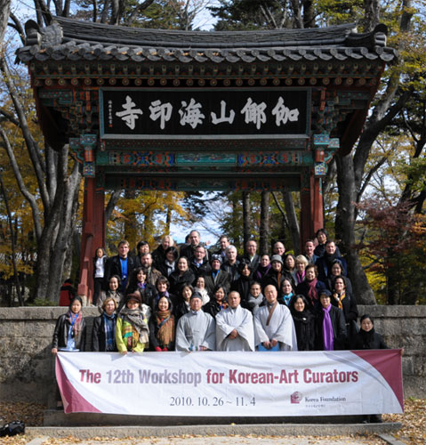 Members of the 12th Workshop for Korean-art Curators at the One-Pillar Gate (Iljumun) to Haeinsa Temple, South Gyeongsang province (Photo courtesy of the Korea Foundation)