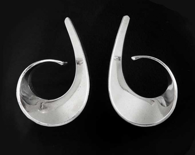 “Sling” earrings, designed by Tone Vigeland for PLUS Studio, Norway, 1950’s ©Tone Vigeland Photo © Modernity, Sweden