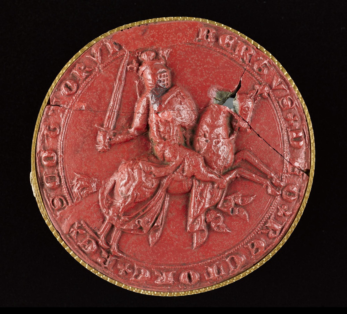 Red, round wax seal with a golden edge. A mounted knight, meant to be Robert Bruce, holds a sword and shield while charging his horse forward.